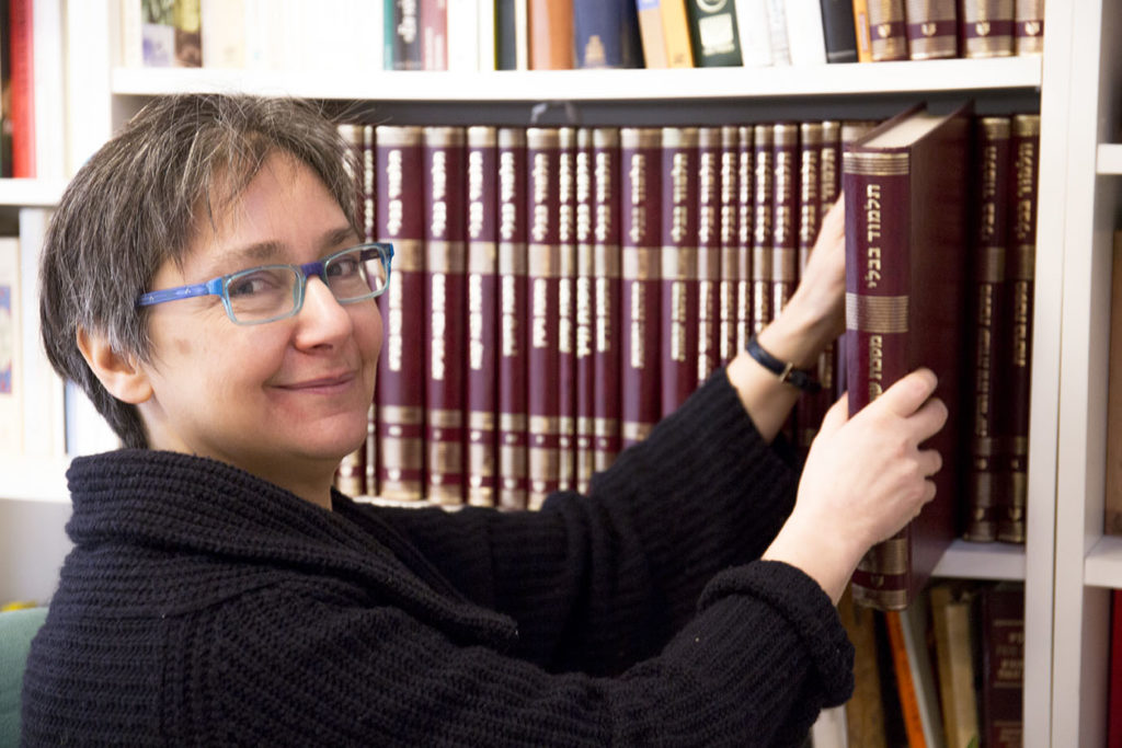 Rabbin libéral Pauline Bebe prend un livre dans sa bibliothèque