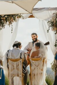 Le Rabbin Etienne Kerber célébrant un mariage à la CJL communauté juive libérale.